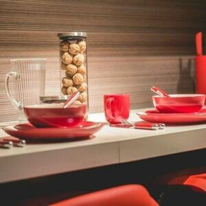 Use red tableware for high-calorie foods